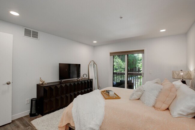 Building Photo - Modern 1BR | Prime Boulder + Gold Run Perks