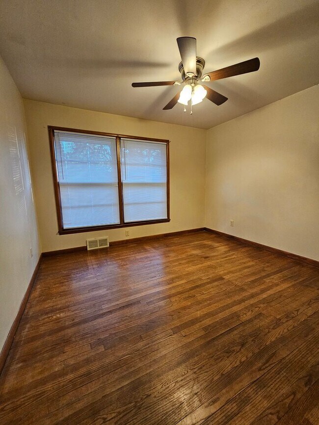 Building Photo - Move-In Special! 1/2 off 1st Month! (3) Bed/(2) Bath + (2) Living Areas Avail NOW! Mowing Included!