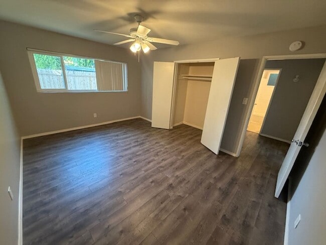 Building Photo - Cute 2 bedroom house