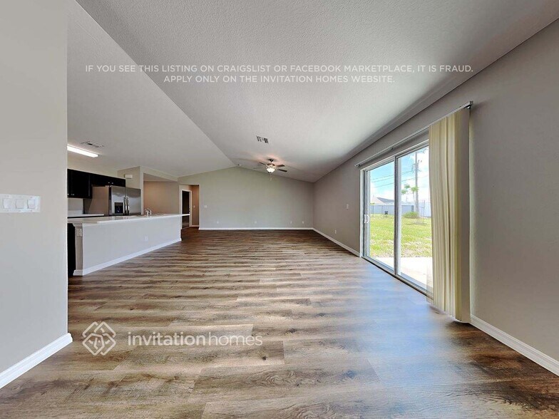 Building Photo - 704 NE Juanita Ct