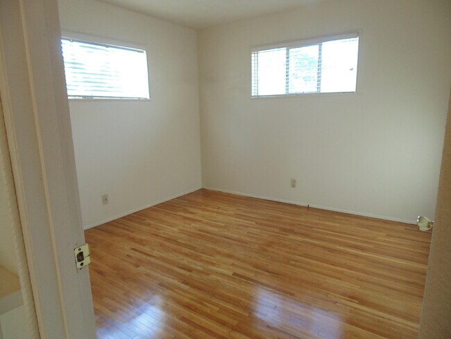 Building Photo - 9716 Chapala Dr NE