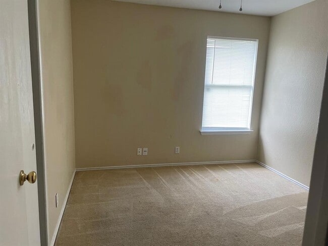 Building Photo - 223 Nicole Way