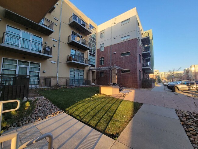 Building Photo - Luxury, Spacious 1 bedroom Apartment in Boulder at the Famous Peloton