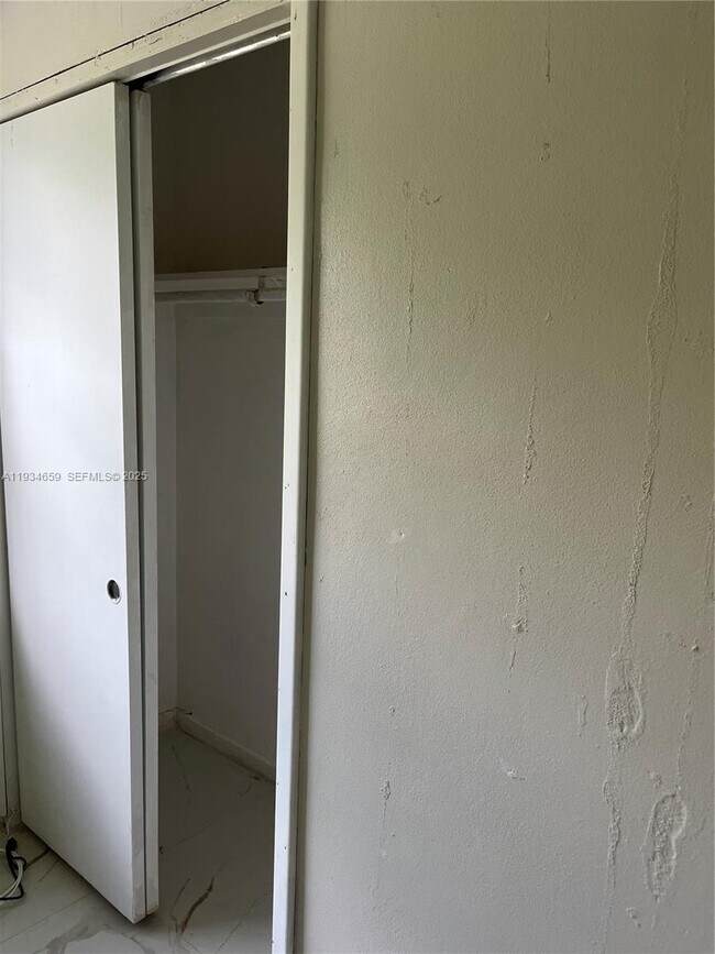 Building Photo - 19821 NE 13th Ct