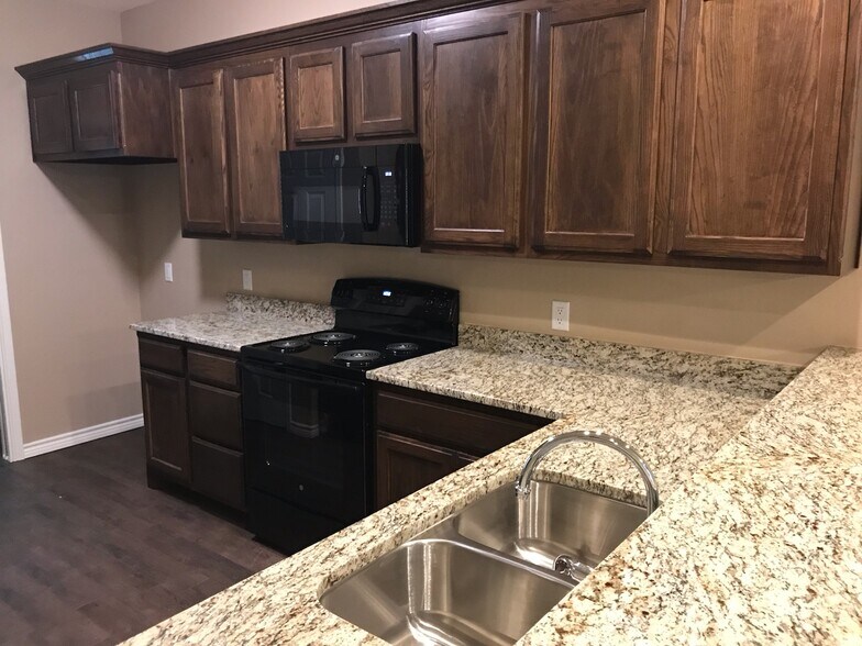 Building Photo - 615 Pecan Ct