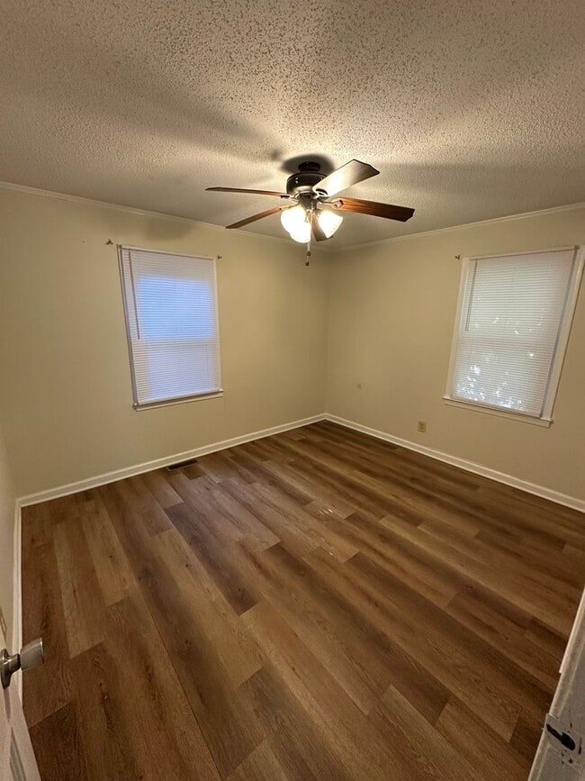 Building Photo - 3 bedroom 1 Bathroom House