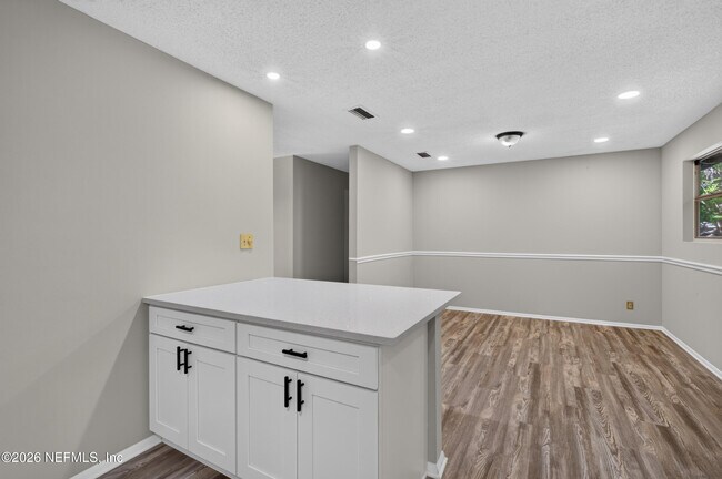 Building Photo - 417 Pine Ave