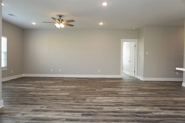 Building Photo - 3 Bedroom, 2 Bath Home in Valley View