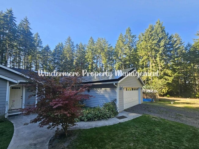 Building Photo - Immaculate rambler on large lot in Olalla