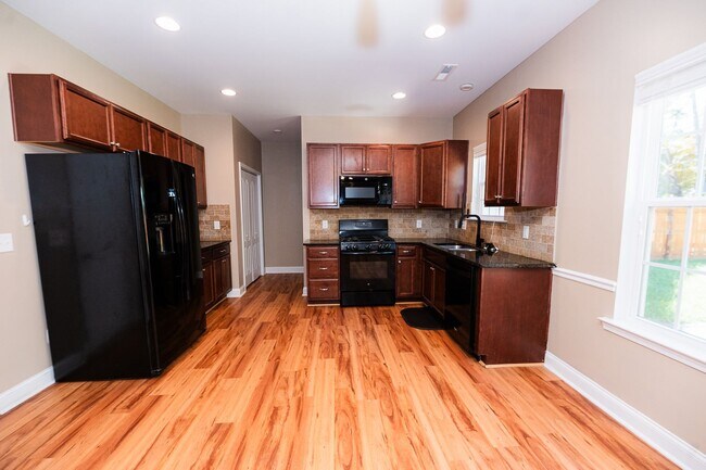 Building Photo - Amazing 4 bedrooms, 2.5 baths 2-story home in Clemmons w/ 2 car garage/fenced in backyard