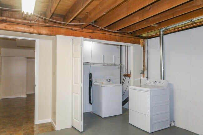 Building Photo - 409 The Meadows