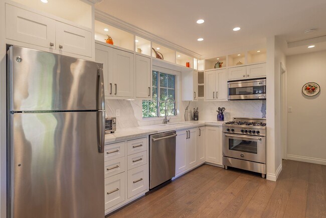 Building Photo - East End Hideaway