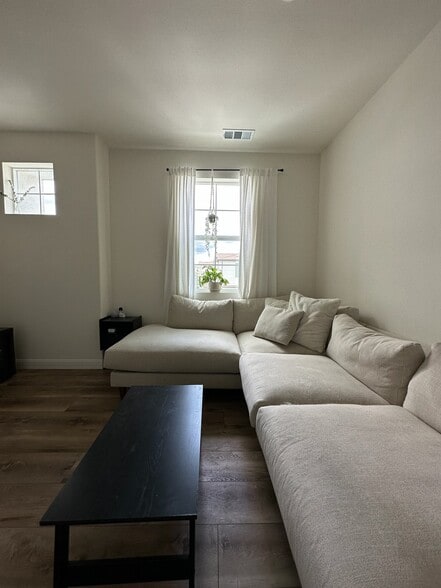 Upstairs sitting area - 30321 Town Square Dr