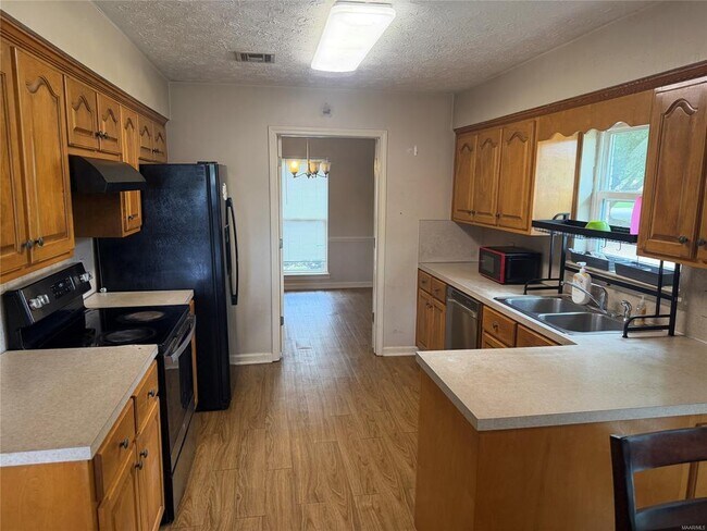 Building Photo - 803 Summer Ln