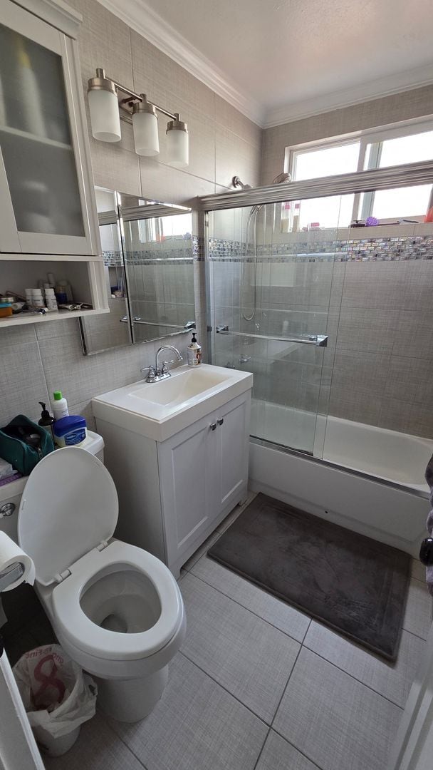 Building Photo - Spacious 3 bed 1 bath with a large backyard! Available 4/1/2026