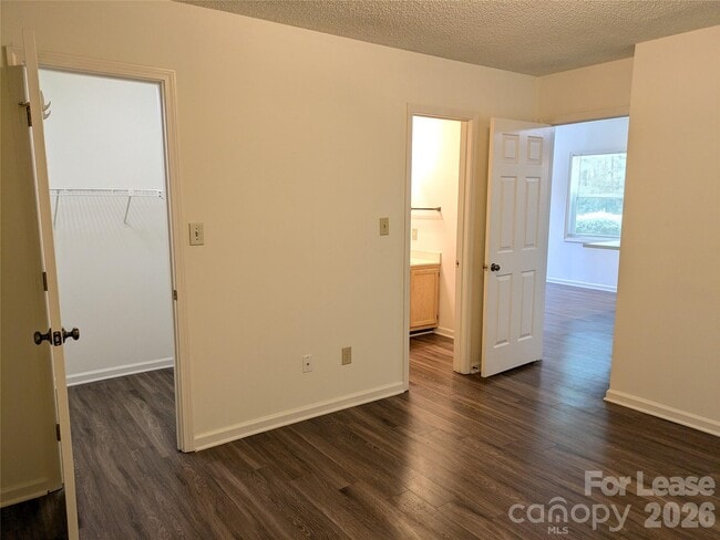 Building Photo - 111 Birdie Ct