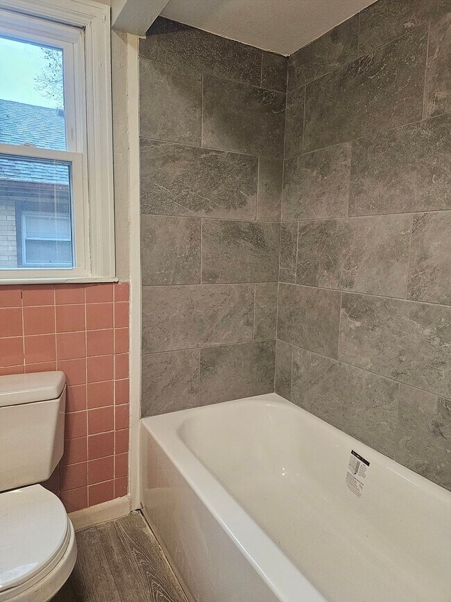 Building Photo - Cozy, great location!