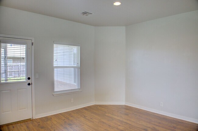 Building Photo - Coming Soon! 3 bed/2 bath!