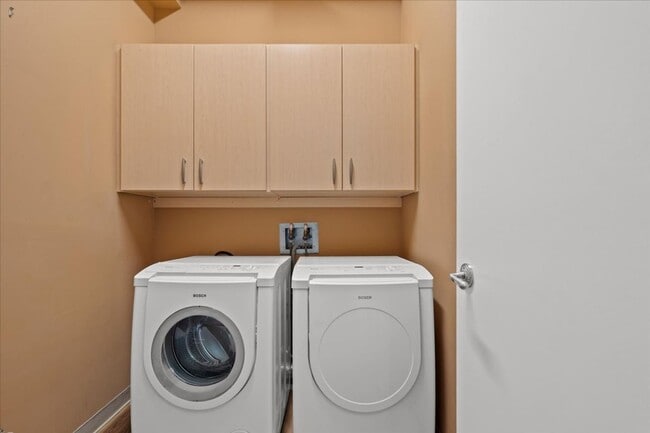 Building Photo - Fabulous Highrise Condo with Stripe Views!