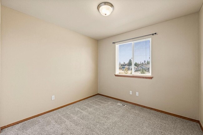 Building Photo - Spacious Corner Lot Home Near JBLM | 4 Bed...