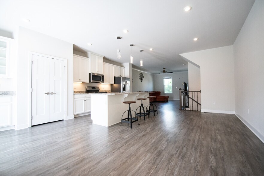 kitchen island - 914 Avast Way