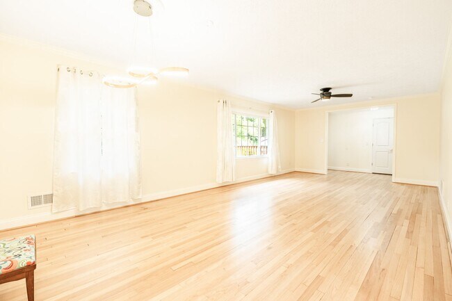Building Photo - 607 3rd St Ext