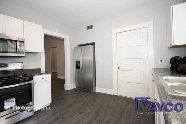 Building Photo - 3 bedroom 2 bath in Highland!