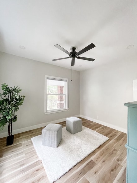 Building Photo - 410 W Maple St