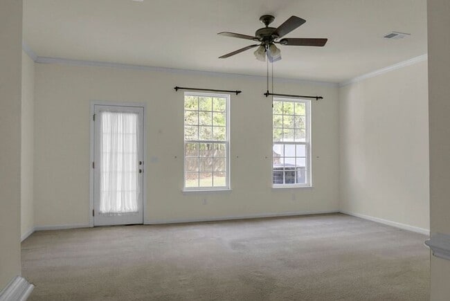 Building Photo - 215 Hemingway Cir