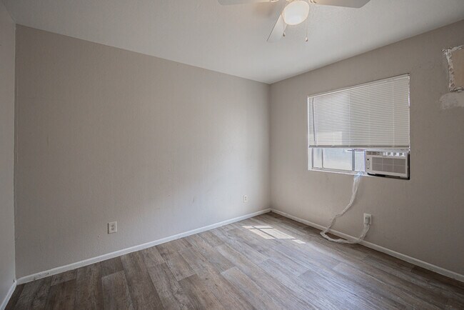 Building Photo - 622 N 30th Pl