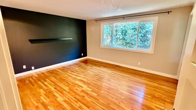 Building Photo - Spacious 4BR Bellevue Home with A/C, Office & Private Yard Near Microsoft