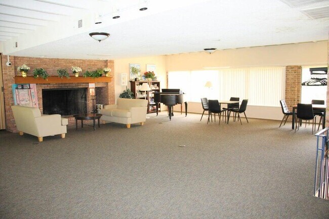 Building Photo - 2124 Pauline Blvd