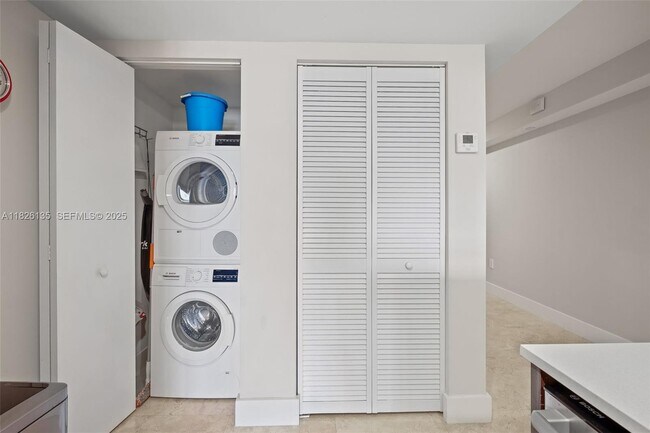 Building Photo - 9261 E Bay Harbor Dr