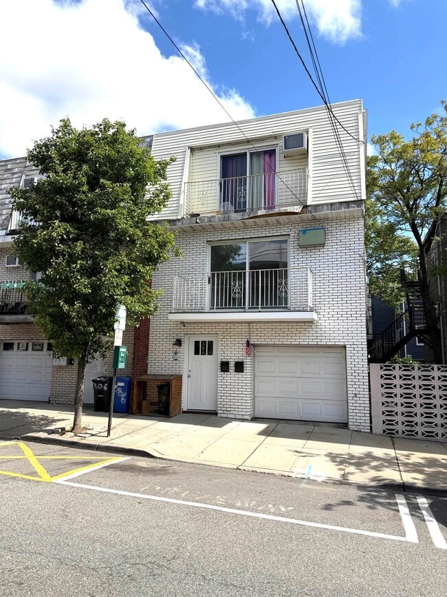 Building Photo - 304 5th St