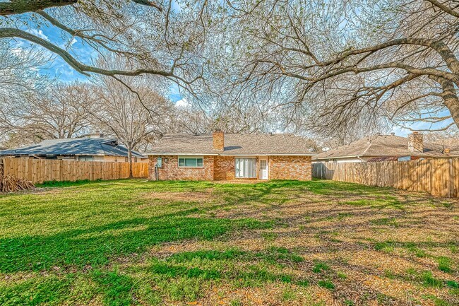 Building Photo - 910 Redway Ln