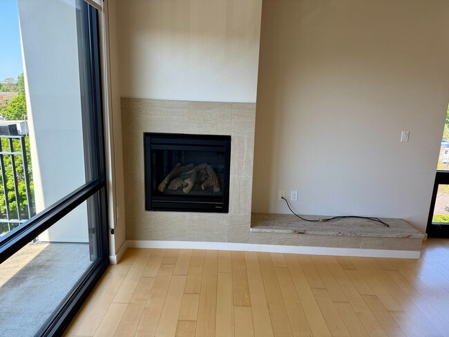 Building Photo - Architecturally Significant High End Unit-...