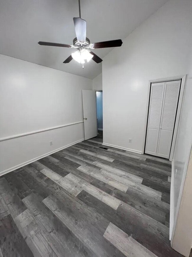 Building Photo - 1000 Stonegate Dr