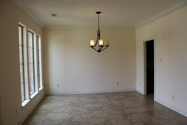 Building Photo - 2046 Palm Forest Ln