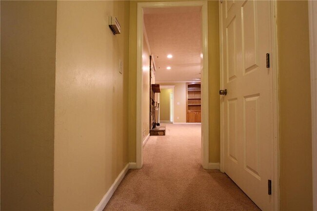 Building Photo - 818 Springlake Rd