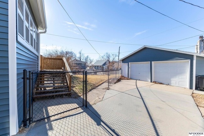 Building Photo - 3224 S 32nd Ave