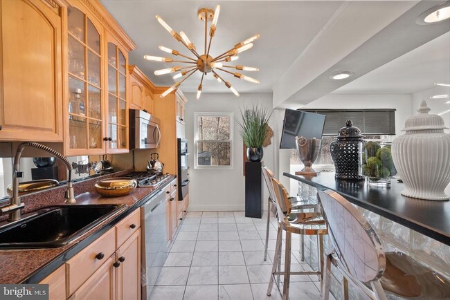 Building Photo - 2737 E Country Club Rd