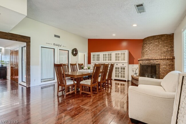 Building Photo - 5945 N El Capitan Way
