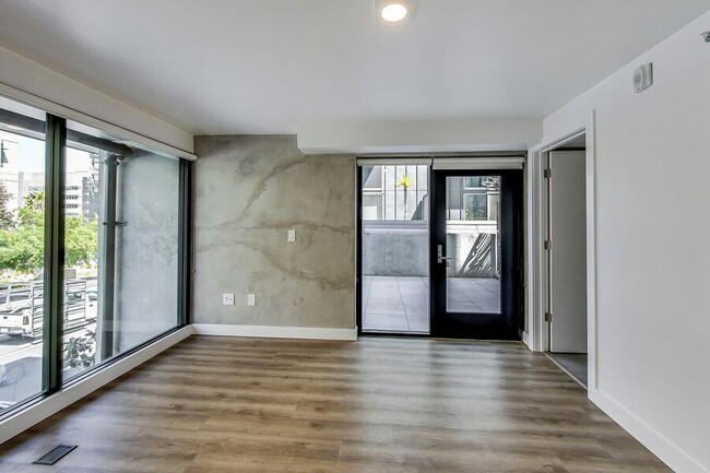 Building Photo - 2 bed/2 bath Loft with Private Patio on Ma...