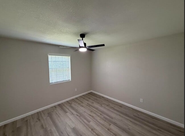 Building Photo - AVAILABLE NOW - (SECTION 8 ACCEPTED)