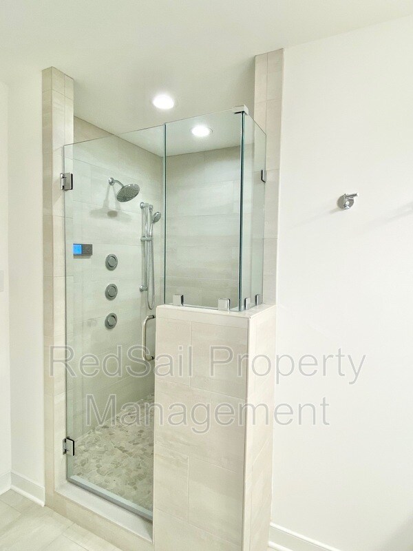 Building Photo - 4808 Village Walk