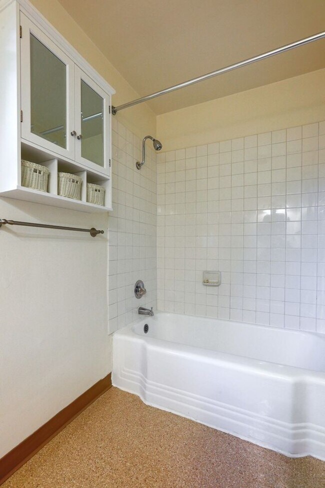 Building Photo - Chic Updated Mid-Century Townhouse in Cedar Hills!