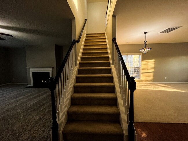 Building Photo - Gorgeous 4 Bedroom, 2 1/2 Bathroom Home in...