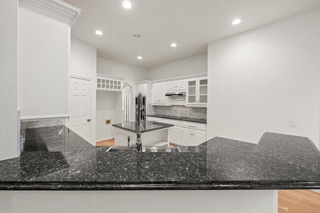 Building Photo - Exclusive Luxury Lease-124 N Crosstimber T...