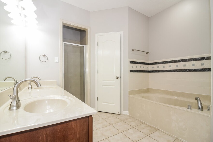 Building Photo - 70 Penny Ln