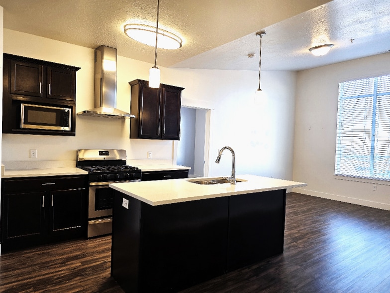 Building Photo - 196 W Vine St